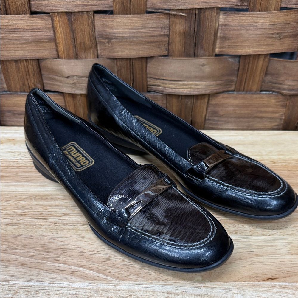 Munro Women's Black and Brown Loafers